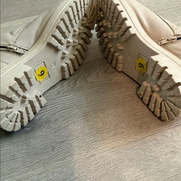 NWOT Zip-Front Quilted Ankle Boot in Light Beige - Picture 5 of 8